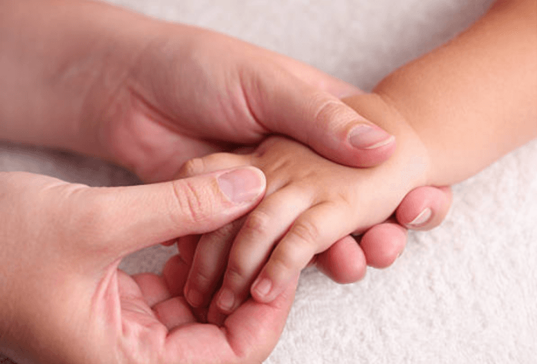 Massage doigts bébé