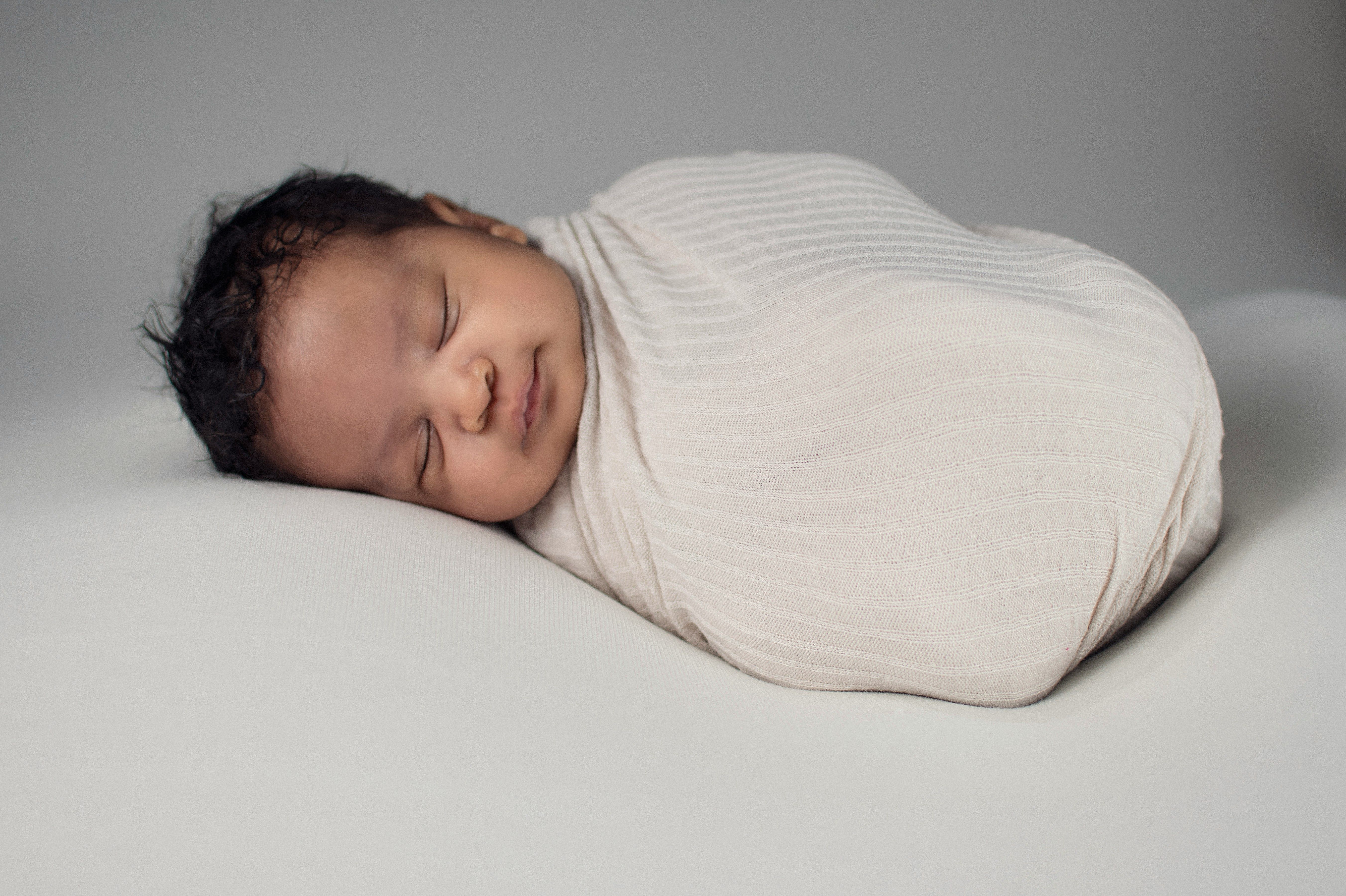 Bébé emmailloté